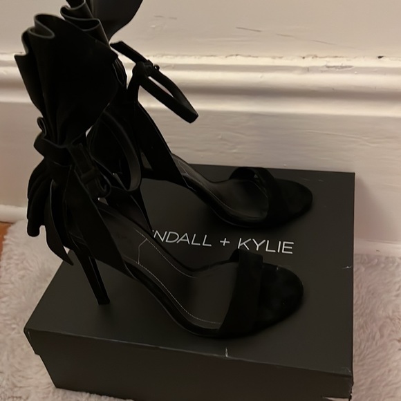 Kendall + Kylie Heeled Sandals 🖤 - Picture 5 of 5